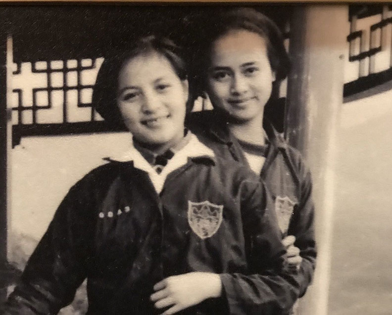 少女時代的湯蘭花（右），已是十足清秀佳人模樣。