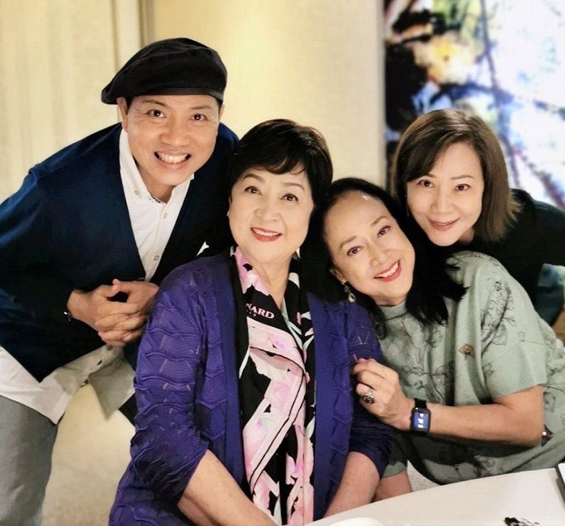 湯蘭花（右2）與同時期活躍的甄珍（左2）是多年好友，2人近日聚餐。都還是一樣美！