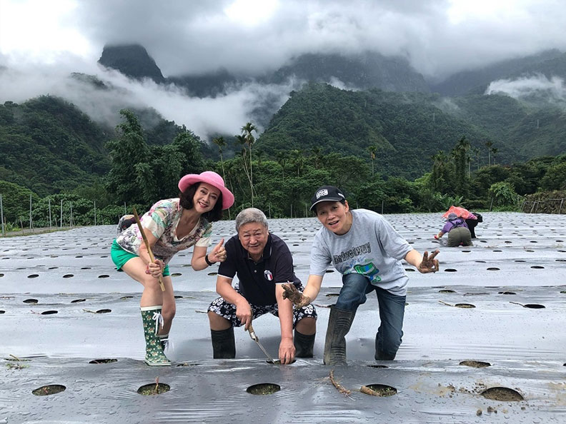 兒時的湯蘭花不喜歡種田，但如今她看見家鄉的美，希望以自然農法改善來吉部落農民的生活。