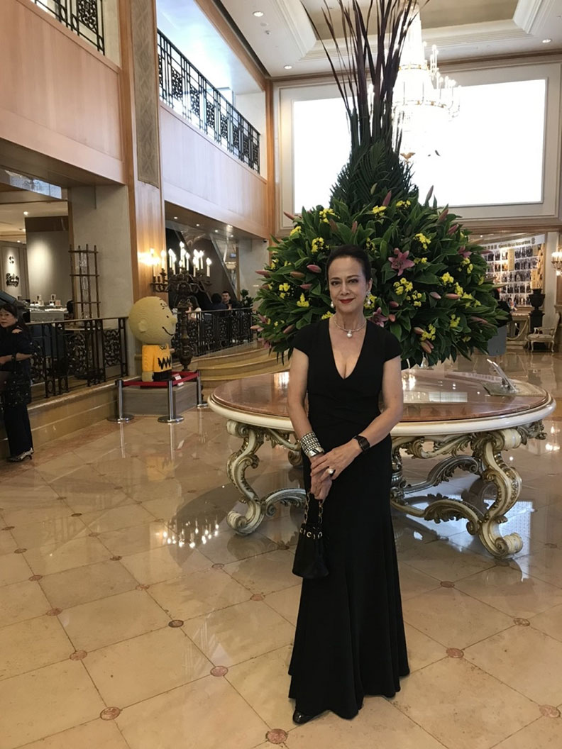 自在看待歲月累積的湯蘭花，仍然有著雍容優雅的氣質。