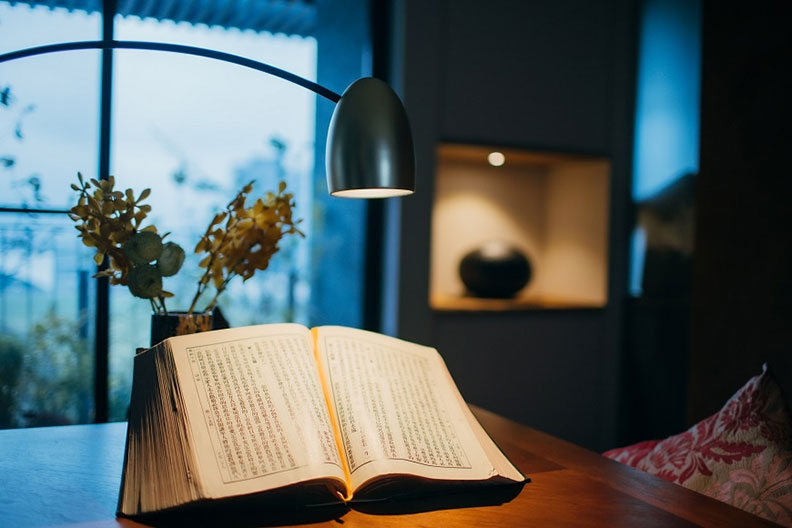 湯蘭花的起居室裡擺了一本精裝的大開本聖經，隨時可讀。（日日寫真攝）