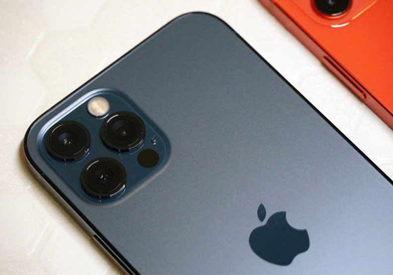 iPhone 12 Pro具有3相機系統加上LiDAR光學雷達掃描儀。聯合新聞網提供