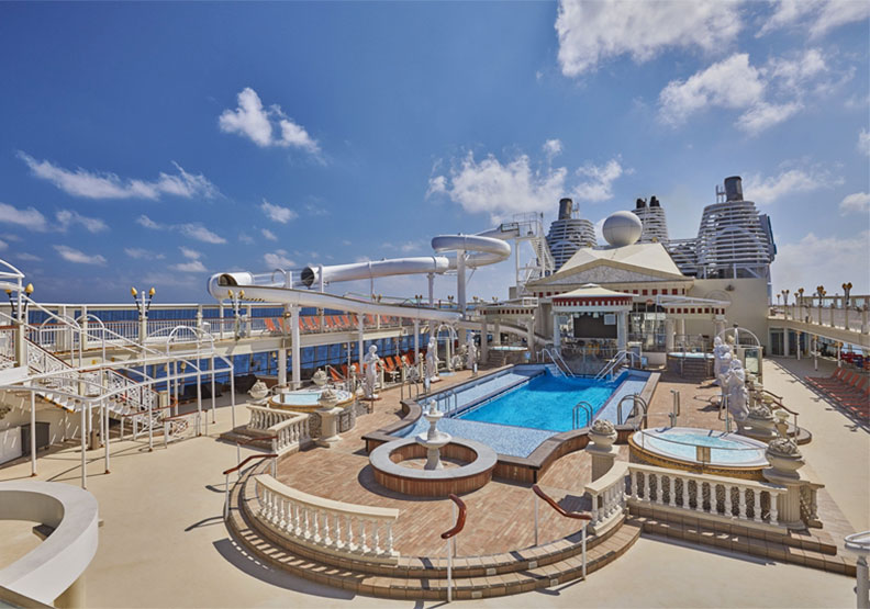 環島郵輪「探索夢號」的羅馬游泳。雄獅旅遊提供