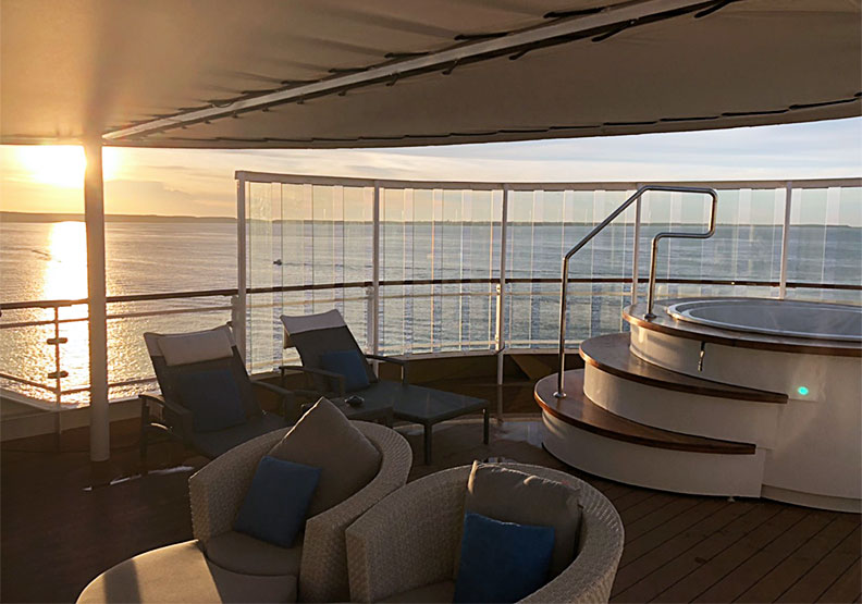 探索夢號網紅打卡熱點:皇宮套房外泳池畔。雄獅旅遊提供