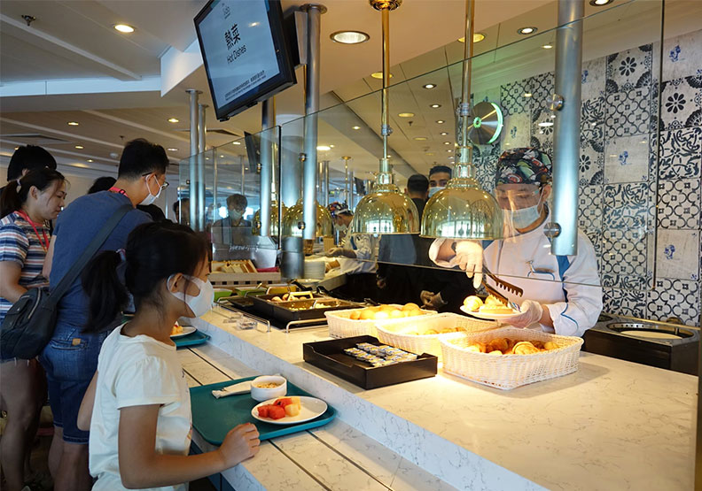 防疫期間,郵輪上自助餐區由服務人員代勞夾菜。雄獅旅遊提供
