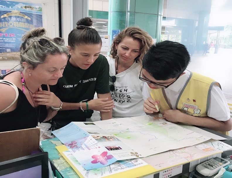 新店站旅服人員協助外國遊客,規劃旅遊交通路線。照片來源:新店站旅服中心。