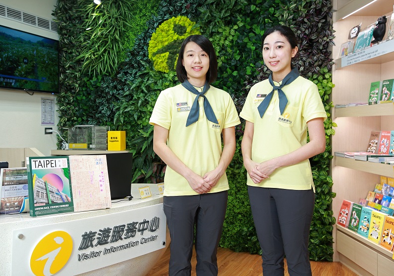 圖 / 捷運新北投站旅服中心的特色綠牆，以及親切有活力的站長及旅服人員。照片來源：捷運新北投站旅服中心。