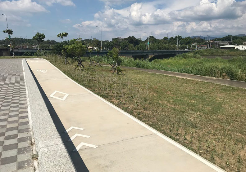 西湖溪整體環境營造銅鑼段,建設寬直的自行車道,破壞濱溪植被的生長空間。圖片提供:台灣河溪網