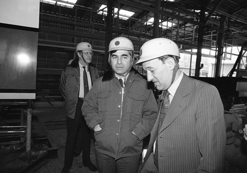 傅高義(右)長年研究中日文化,是世界首屈一指的亞洲問題專家。(圖為1985年,他隨當時的美國麻州州長杜卡基斯(中)參訪 日本大阪的火車製造工廠)達志影像