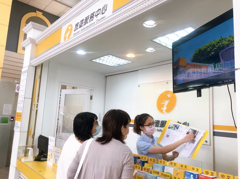 新竹火車站旅服員展示自製完整檔案,為旅客介紹周邊住宿旅館資訊。照片來源:新竹火車站旅遊服務中心。
