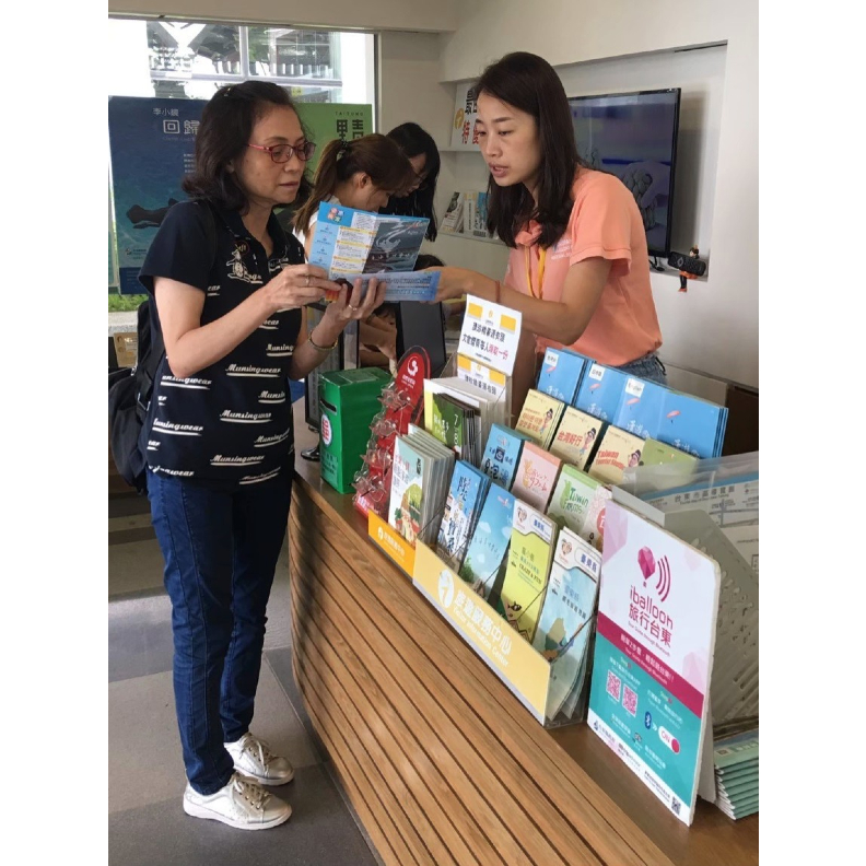 臺東火車站旅服人員為旅客提供詳盡的旅遊建議。照片來源:臺東火車站旅遊服務中心。