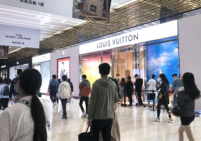 週年慶期間國際精品熱賣,甚至需要排隊入場,當中有不少身影更是年輕族群。聯合新聞網提供