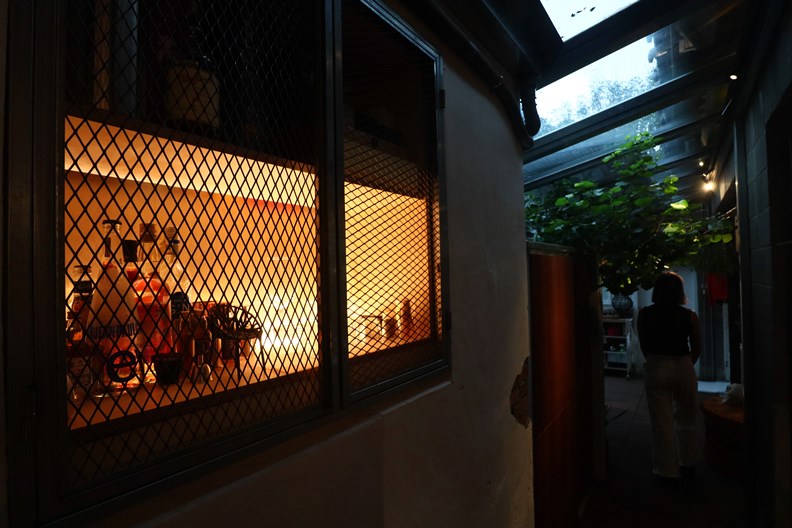 不同時代的建築風格在屋內相互輝映。