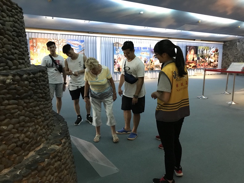 澎湖遊客中心提供外語導覽解說服務。照片來源：澎湖遊客中心。