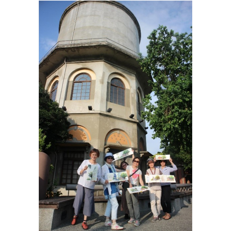 旅服員常為旅客拍照,提供專業最佳拍攝視角,捕捉旅客倩影。照片來源:北港遊客服務中心。