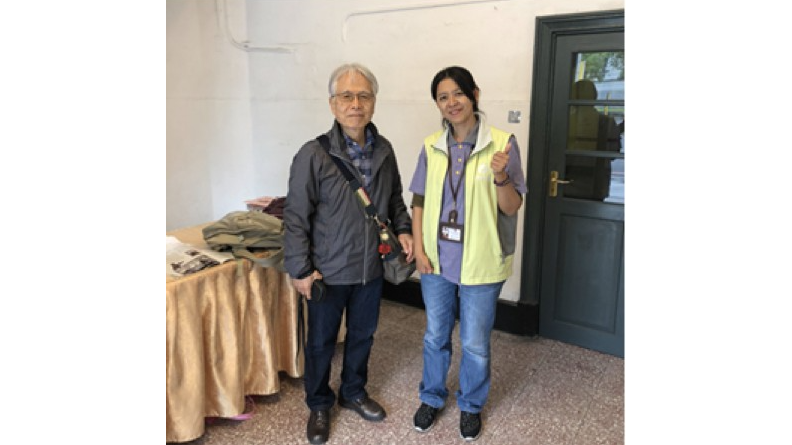 日治時代消防先驅住吉秀松之孫天野朝夫先生與旅服人員合照。照片來源:原合同廳舍旅遊服務中心。