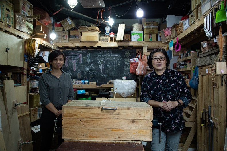 策劃這片空間的黃芳惠(右)及經典工程顧問公司總經理吳婷婷。