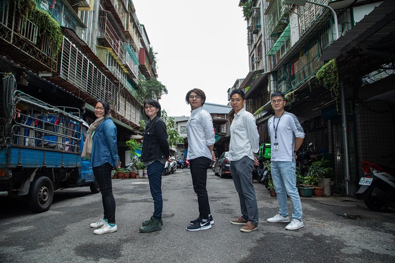 在第一線推動都更、和居民搏感情的市府同仁。