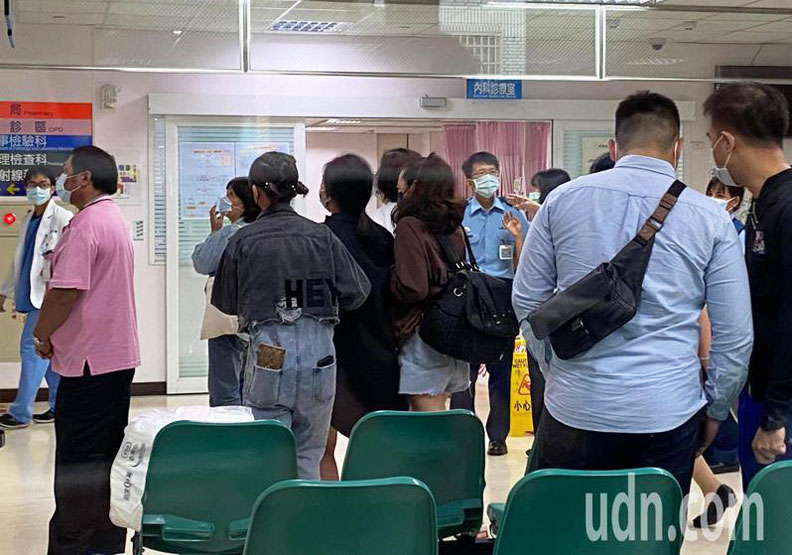 軍方人員及家屬在醫院急診室外等待。聯合新聞網提供