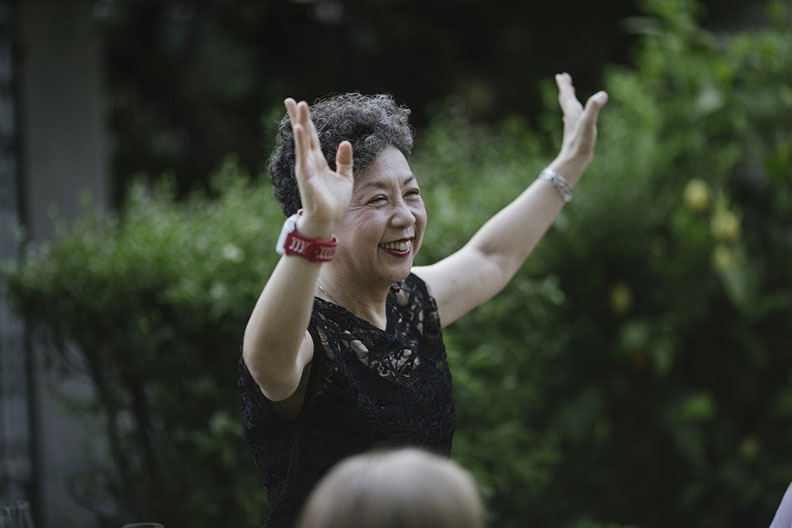 杜綉珍的一頭捲髮造型,是她的招牌標誌之一,顯得相當時尚。