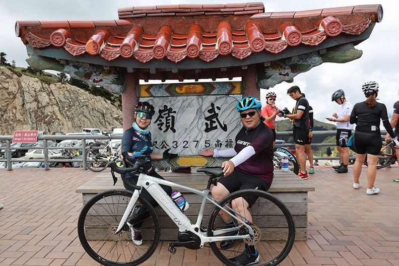 杜綉珍和巨大執行長劉湧昌(右)今年6月率領公司同事北進武嶺。