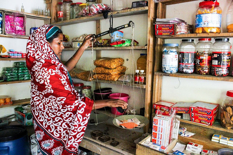 喬琳娜及她的雜貨店。取自BRAC。