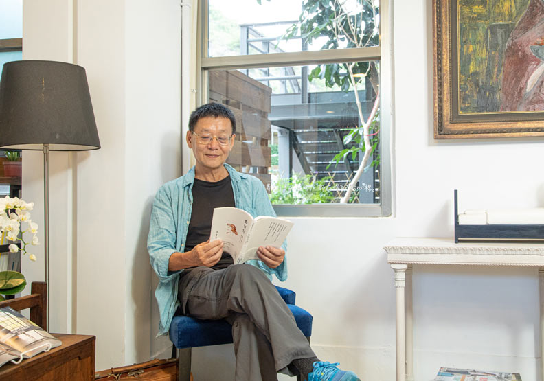 台東資深作家徐慶東。