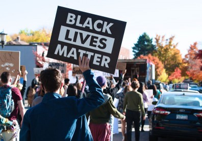 美國大選前夕BLM運動再起，恐衝擊搖擺州選情？