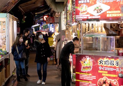 【12／1防疫新制】最重罰1.5萬！八大場所強制戴口罩、回台要附陰性證明