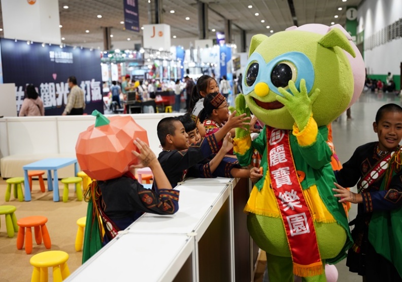 旅展隨處可見吉祥物穿梭、引發尖叫。ITF台北國際旅展提供。