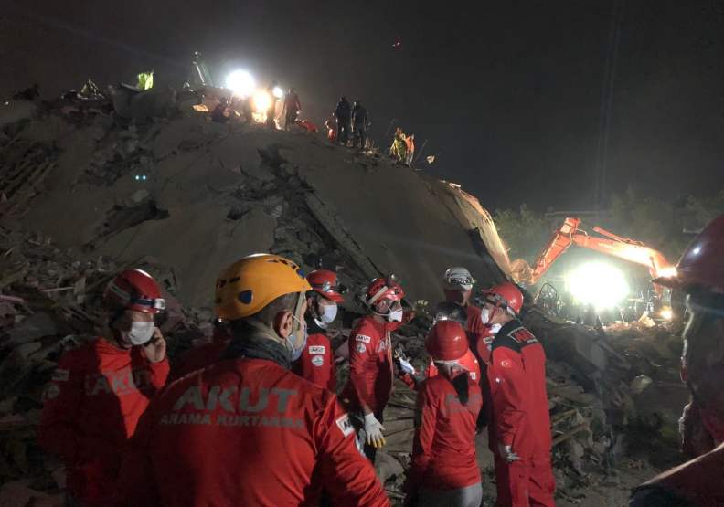 穿著制服的AKUT志工出動搜救狀況。圖片來自AKUT Arama Kurtarma Derneği