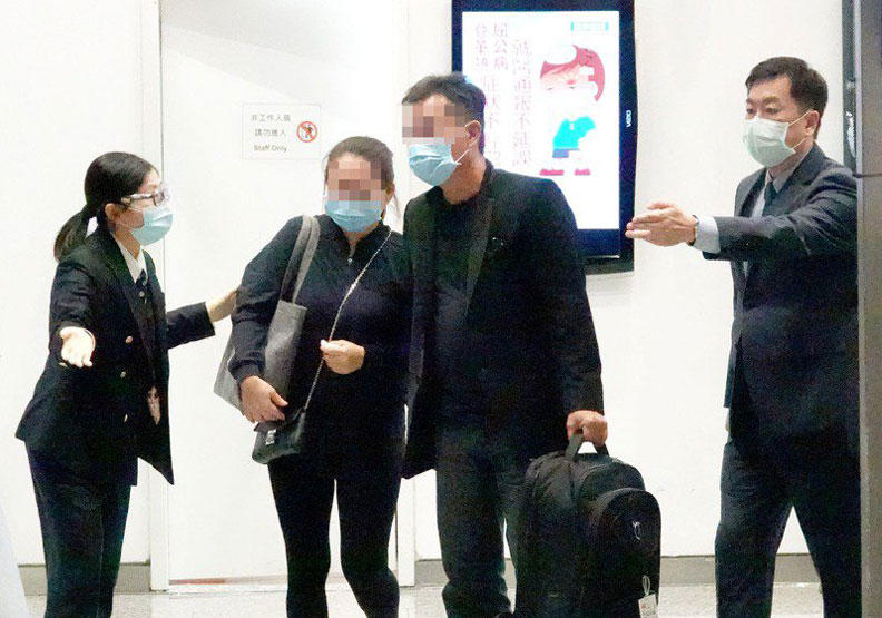 圖／遇害女生雙親傷心抵台 馬來西亞籍鍾姓女大學生遇害，她的雙親（中）昨晚從馬來西亞吉隆坡搭機抵達桃園機場，連夜南下高雄處理後事。聯合新聞網提供