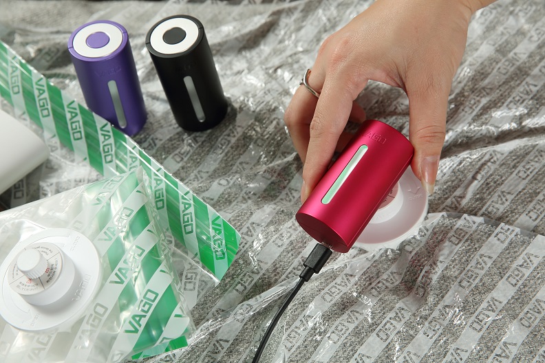 VAGO微型真空壓縮機,是全球最小的微型真空壓縮機,可將軟性物品壓縮變小,節省50%的空間。