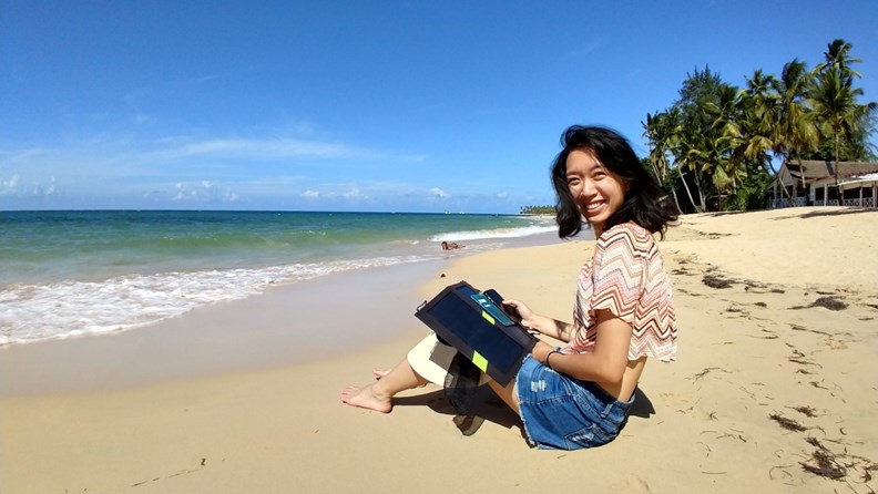 作者目前旅居多明尼加,常在海灘住家旁工作。(圖片來源:作者提供)