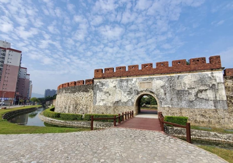 台灣第一座石城，左營舊城護城河12年後終通水