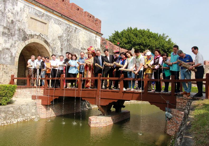 高雄市長陳其邁(中)到場為護城河注水。高雄市政府提供