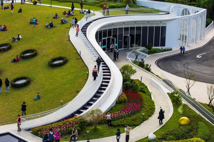 滬尾藝文休閒園區建築以低調簡潔的白色設計融入周圍。來源:滬尾藝文休閒園區粉絲專頁