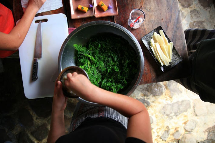 不老部落自給自足的生活也讓到訪者學習這裡的烹飪與飲食方式。來源:不老部落