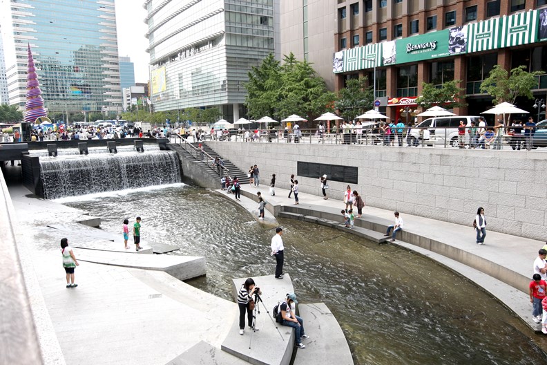 首爾的清溪川將河道改為步行廣場。