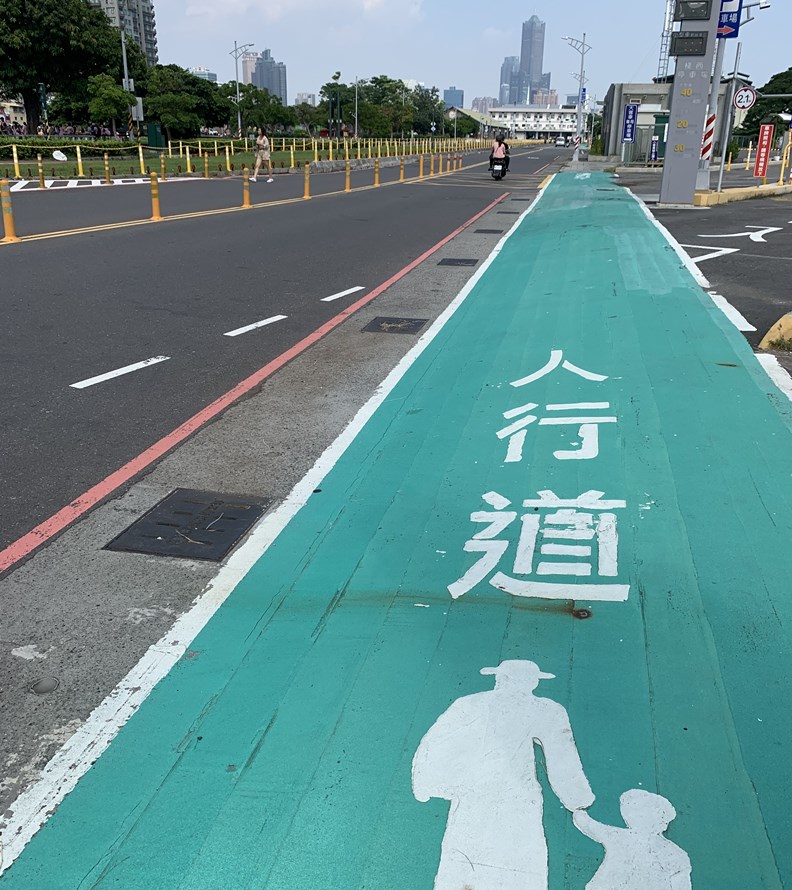 行人在都市裡的「路權」亟需政府多加重視。