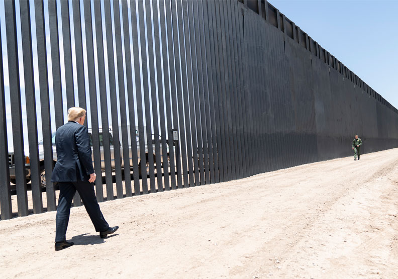 川普於今年6月份走訪亞利桑那州的美墨大牆。Flickr by The White House