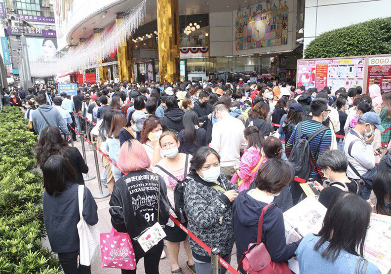 圖／台北SOGO週年慶首日排隊人潮盛況。聯合新聞網提供