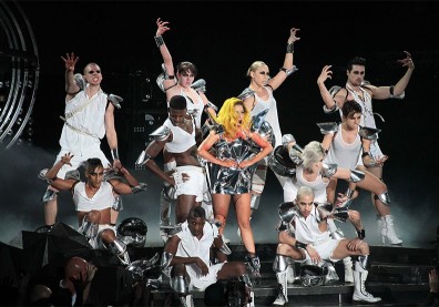 睽違十年生肉裝再現！這些Lady Gaga經典造型，你認得多少？