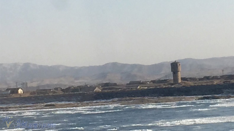 從丹東看北韓的房舍與瞭望樓,可見北韓對中國還是相當警戒。