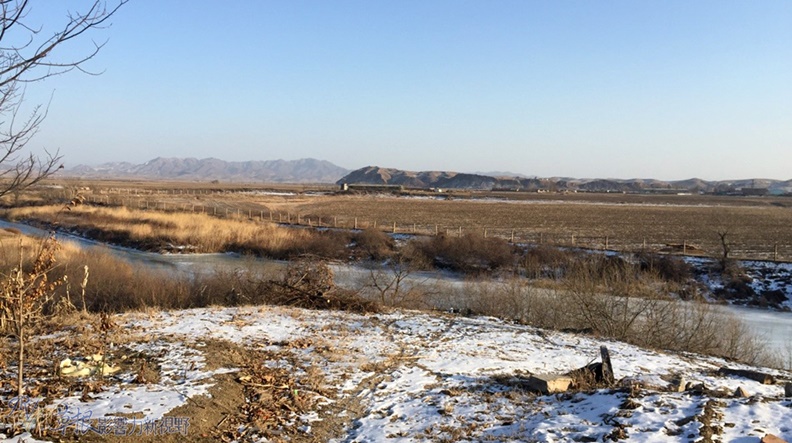 冬日的鴨綠江水流稀少,河面狹窄有如一條小溪流,可一步跨。