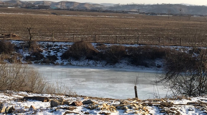 狹窄的河面結滿冰,北韓的河床相當寬廣。