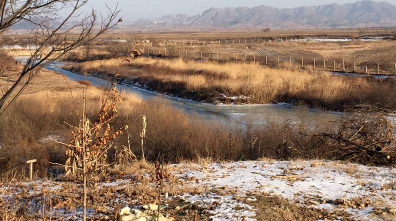 北韓的鴨綠江沿岸小山綿延。