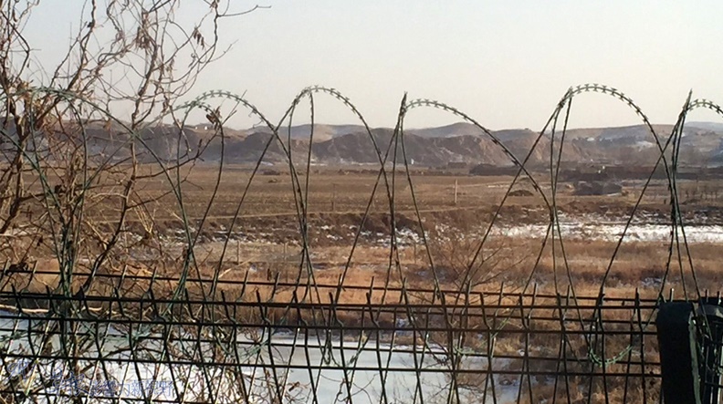 中方鴨綠江畔的鐵絲網圍籬以防北韓人越境。