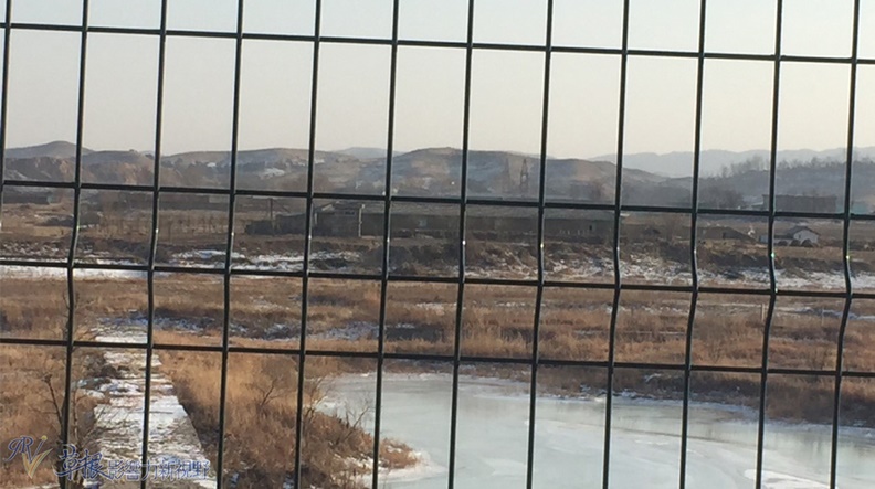 從鐵絲網看北韓,此處偏僻江面狹窄,真的很容易就穿越。