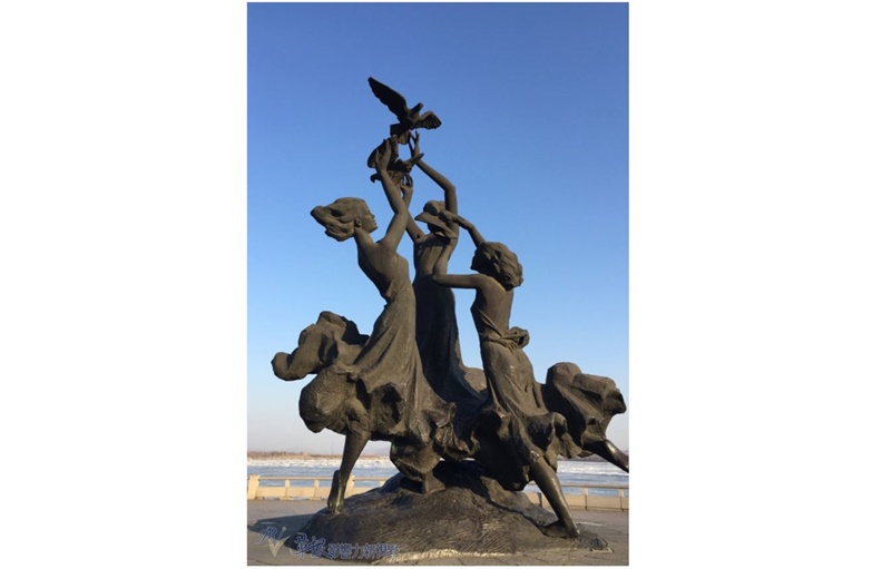 回到斷橋景區,見到三位少女與鴿子嬉戲的雕塑。